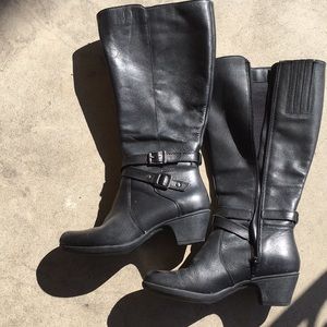 Black Leather knee-hi Boots.